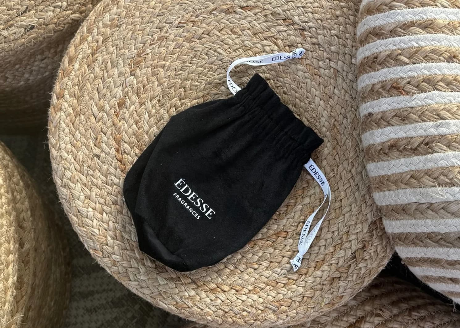 Édesse Fragrances velvet gift bag with drawstrings, designed for presenting scented candles.