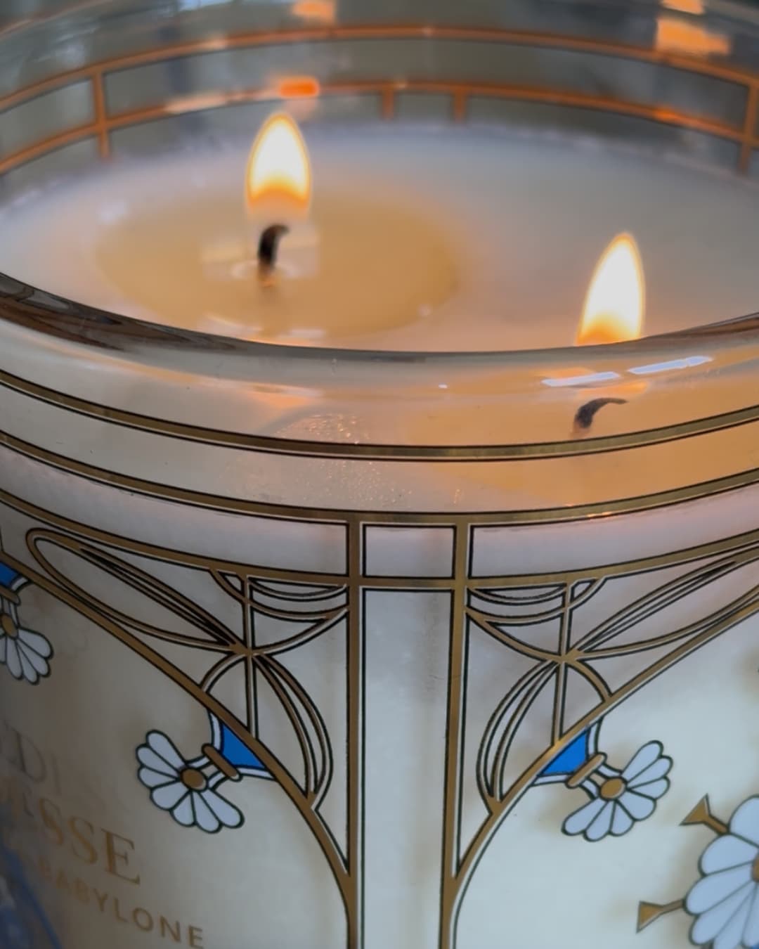 Close-up of a lit Édesse Fragrances decorative scented candle in Art Nouveau glass with golden heritage-inspired details.
